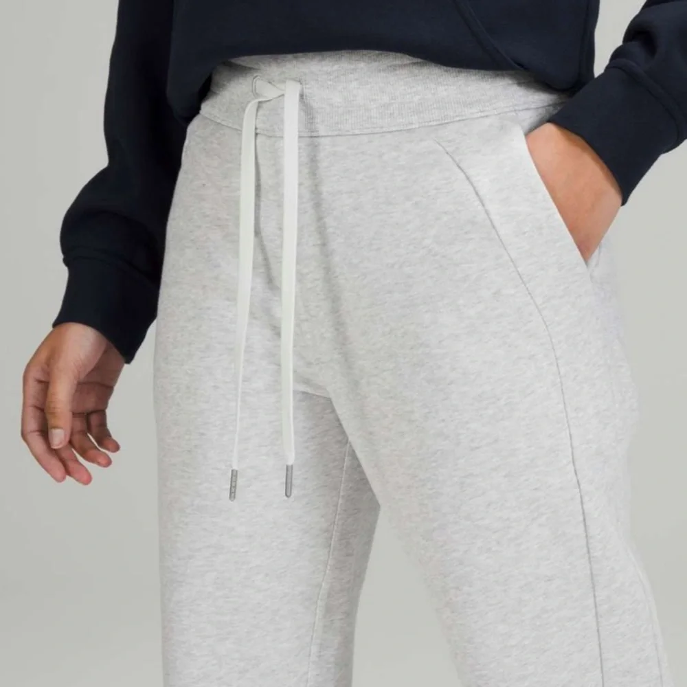 LIKE NEW Lululemon Women’s Scuba High Rise Cropped Joggers_7